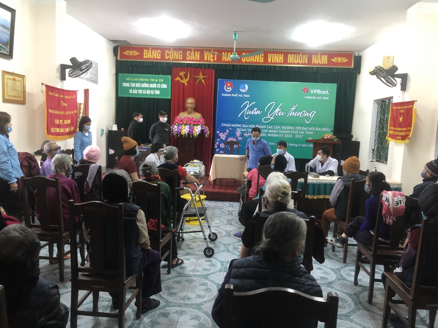 Tiêm vaccin phòng Covid-19 cho người cao tuổi, người khuyết tật tại Trung tâm ĐDNCC-BTXH