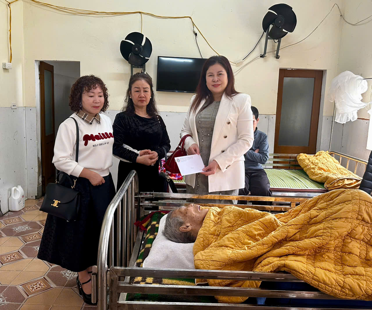 Hiệp hội Nữ Doanh nhân Hà Tĩnh tặng quà cho các đối tượng