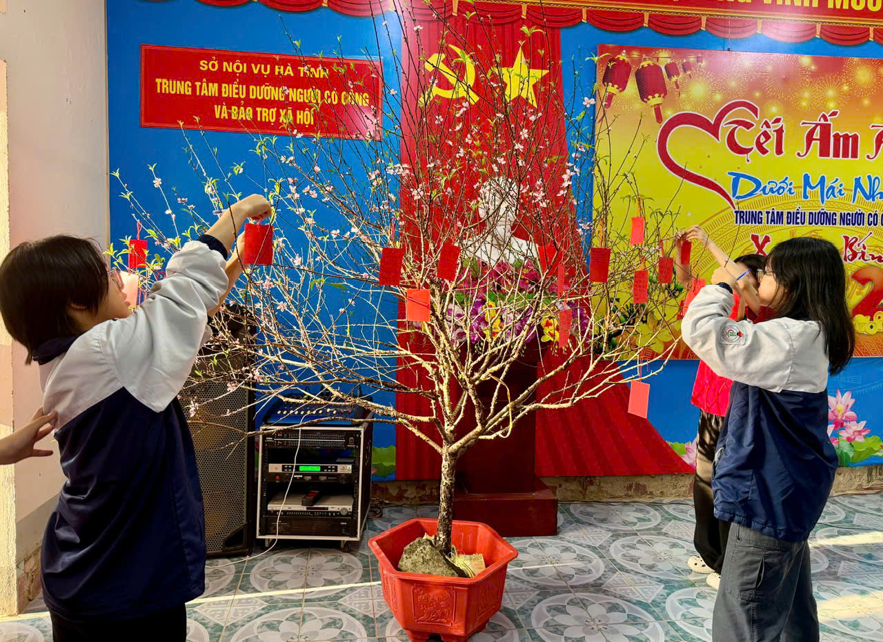 Các Đoàn đến chúc tết tặng quà tại Trung tâm