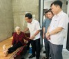 Lãnh đạo tỉnh tặng quà cho NCC nhân kỷ 50 năm thống nhất đất nước